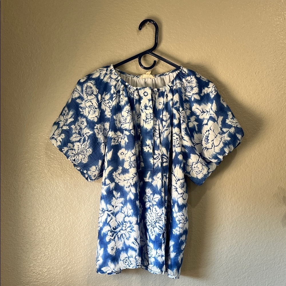 Entro women’s Blue White Floral Blouse Short Puff Sleeves Sz S Casual Vacation